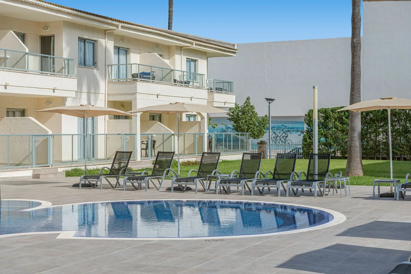 Piscina y fachada de Trendhotel Alcudia